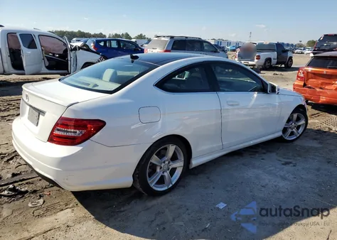 2013 Mercedes-Benz C 250 z USA, uszkodzony, nr VIN WDDGJ4HB7DG003649